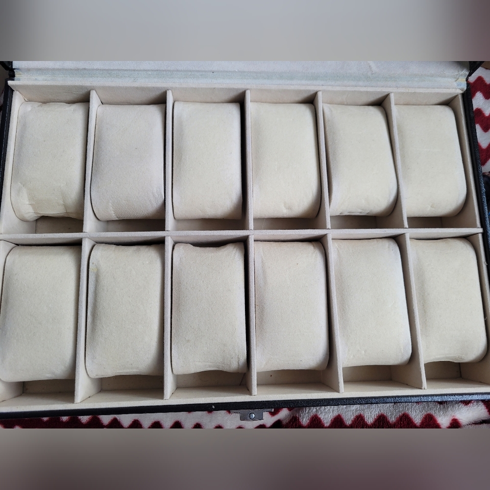 Box for Storing Watches - Picture 2 of 3